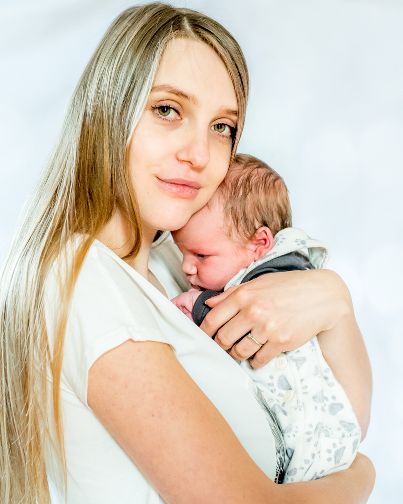 Mum and baby cuddle, newborn lifestyle photographers